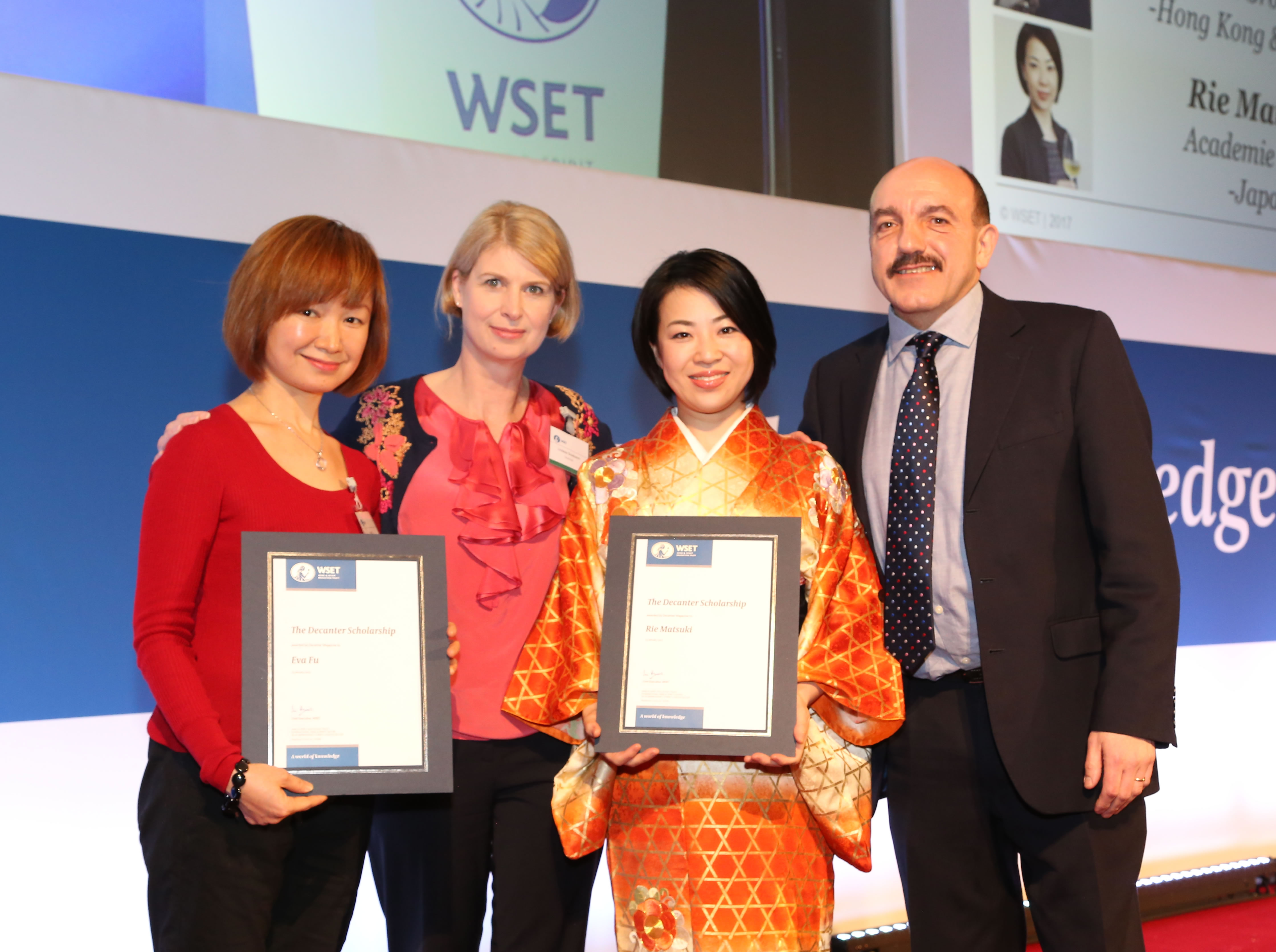 授賞式の様子／ジェラール バッセ MW/MS（右）と松木リエさん（右から2番目）